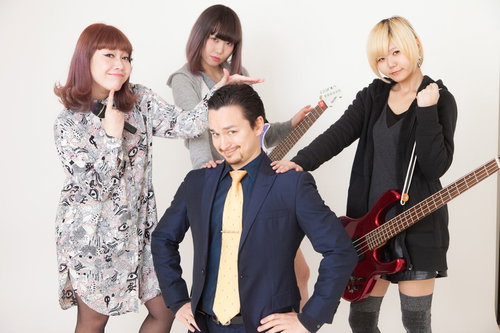 レーベルに所属するIRISMONDEのガールズバンドとマネージャー