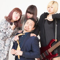 ブッキングを間違えて出番がなくなったIRISMONDEのメンバーに怒られる男性の写真