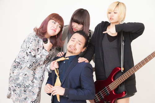 ブッキングを間違えて出番がなくなったIRISMONDEのメンバーに怒られる男性