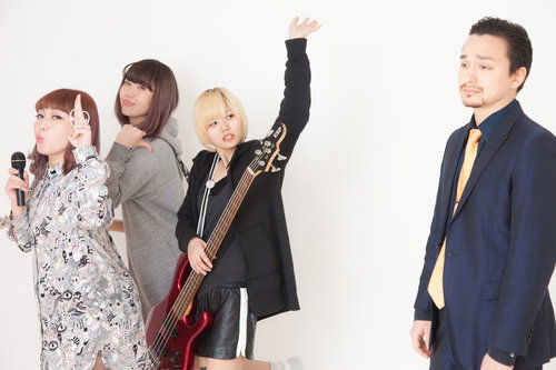 バンドの引き抜きスカウトに失敗した男性スカウトマンと女性メンバーの交渉シーンの写真