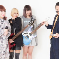 不敵な笑みを浮かべる敏腕スカウトと女ボーカル、ギタリストのバンドメンバーの写真