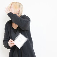 自主制作のアルバムを手売りする女性アーティストの写真
