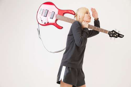 野外フェスで迷子になったベーシストの女性の写真