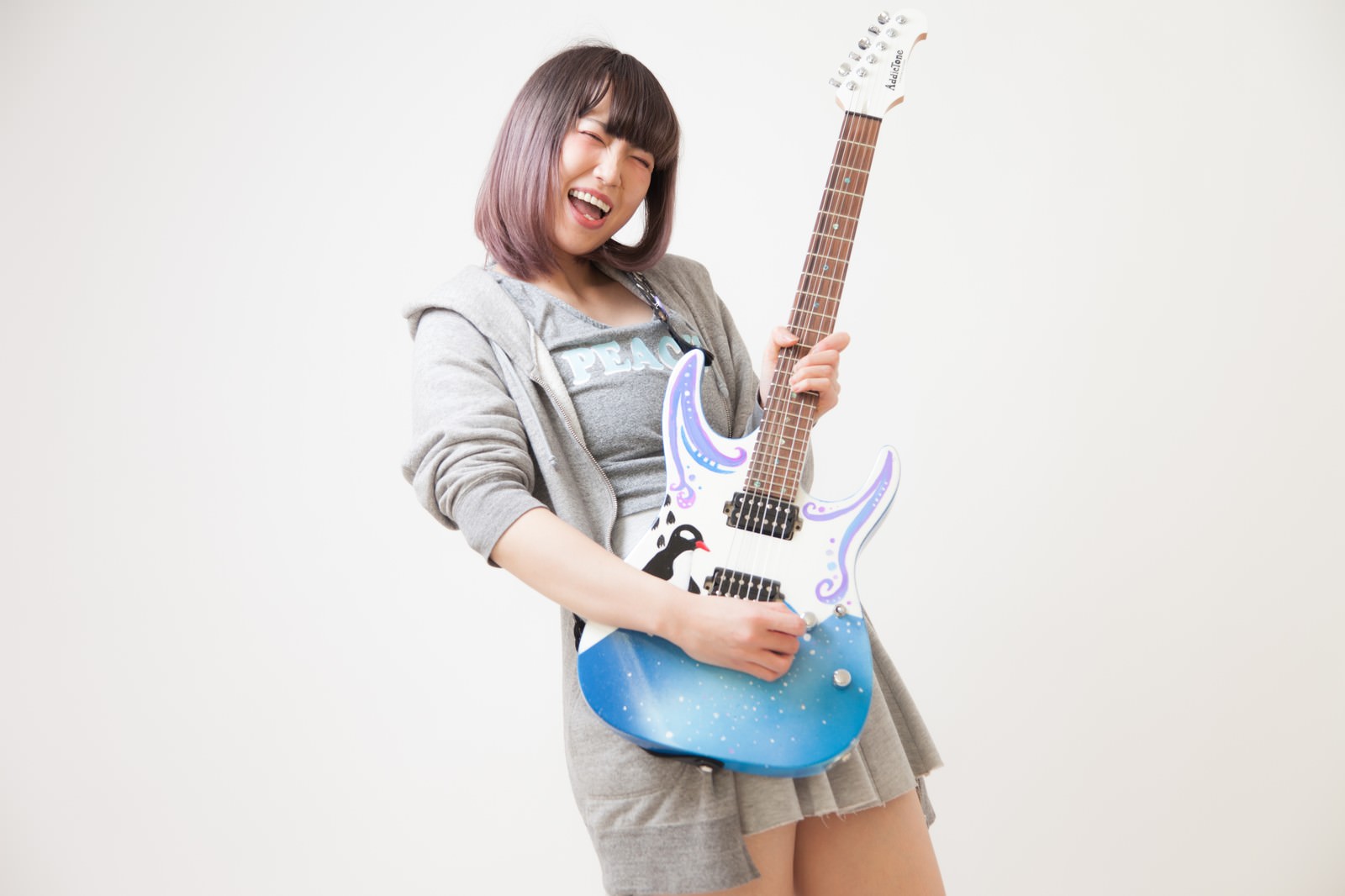 エレキギターでチョーキング奏法を演奏する女性ギタリスト［モデル：IRISMONDE］