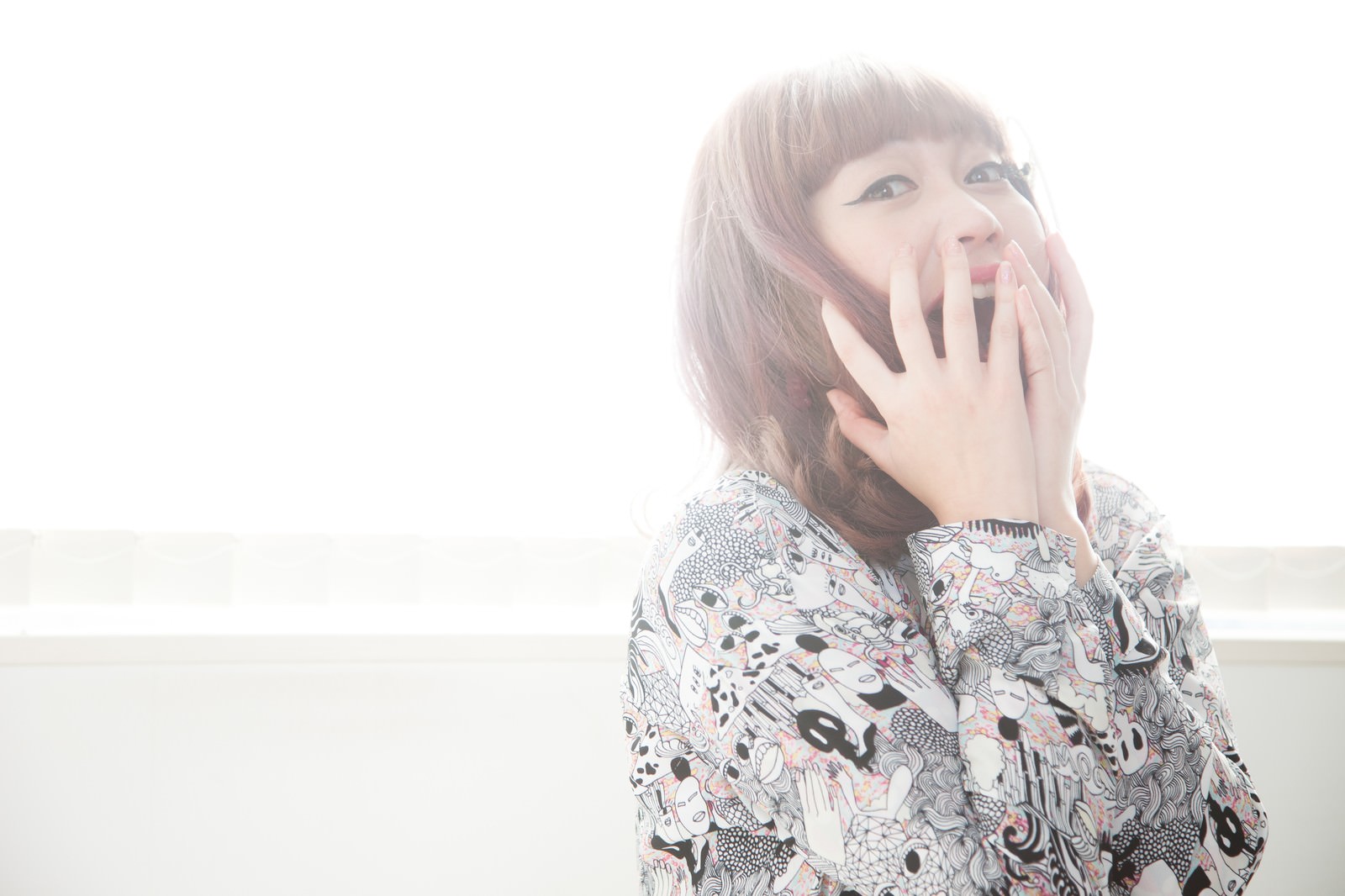 バンド練習で驚いて叫ぶ女性が手を口に当てている［モデル：IRISMONDE］