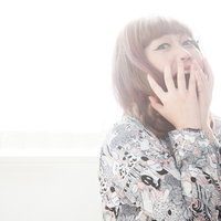 常にパフォーマンスの練習で叫ぶ女性の写真