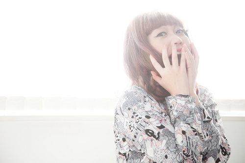 常にパフォーマンスの練習で叫ぶ女性の写真