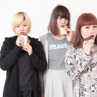 ファンに渡しそびれたIRISMONDEのメンバーがチョコを頬張るの写真