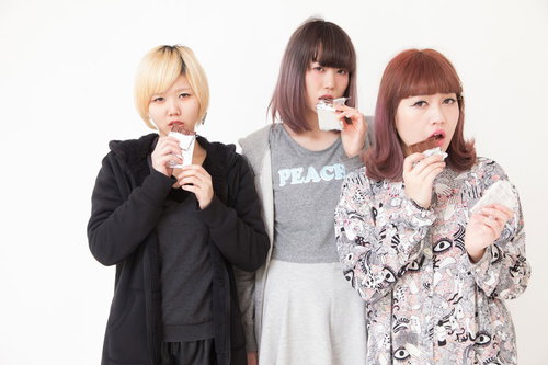 ファンに渡しそびれたIRISMONDEのメンバーがチョコを頬張る