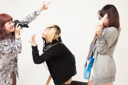 バンドあるある「アー写をメンバー同士で撮影」の写真