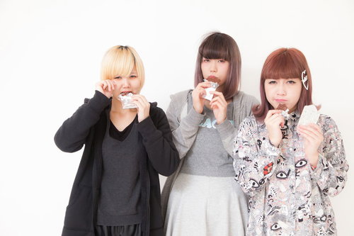 板チョコを噛みしめるIRISMONDE三人組の写真