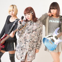 ギターとベースを持つ三人組のガールズバンドの写真