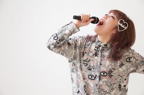 忘れたいことがある日は一人カラオケで熱唱する女性