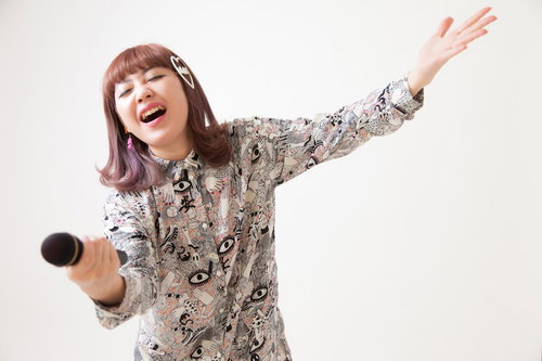 オーディエンスにサビを歌わせるIRISMONDEの女性ボーカル