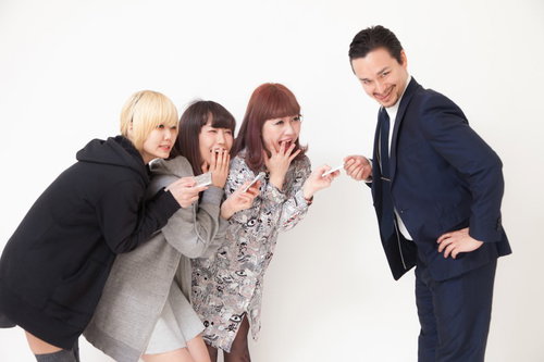 出待ちのファンから板チョコを受け取るIRISMONDEのメンバーの写真