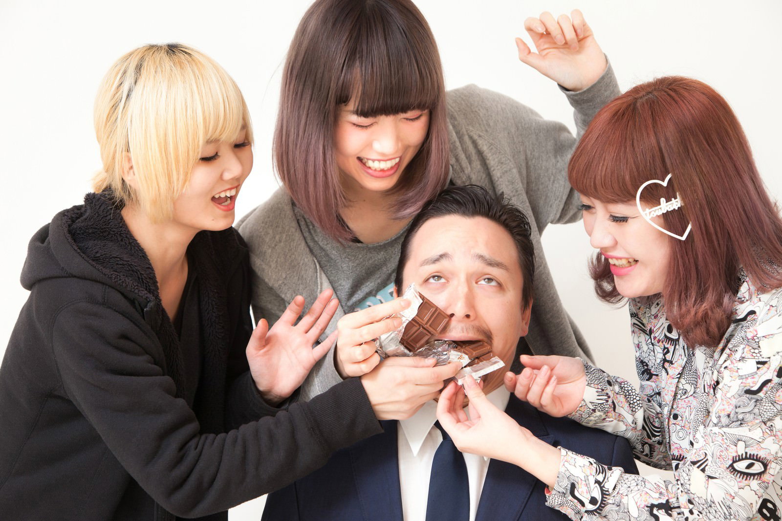 IRISMONDEのメンバーが板チョコをマネージャーに食べさせる楽しい場面［モデル：IRISMONDE Max_Ezaki］