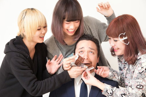 IRISMONDEのメンバーがマネージャーにバレンタインチョコレートをプレゼント