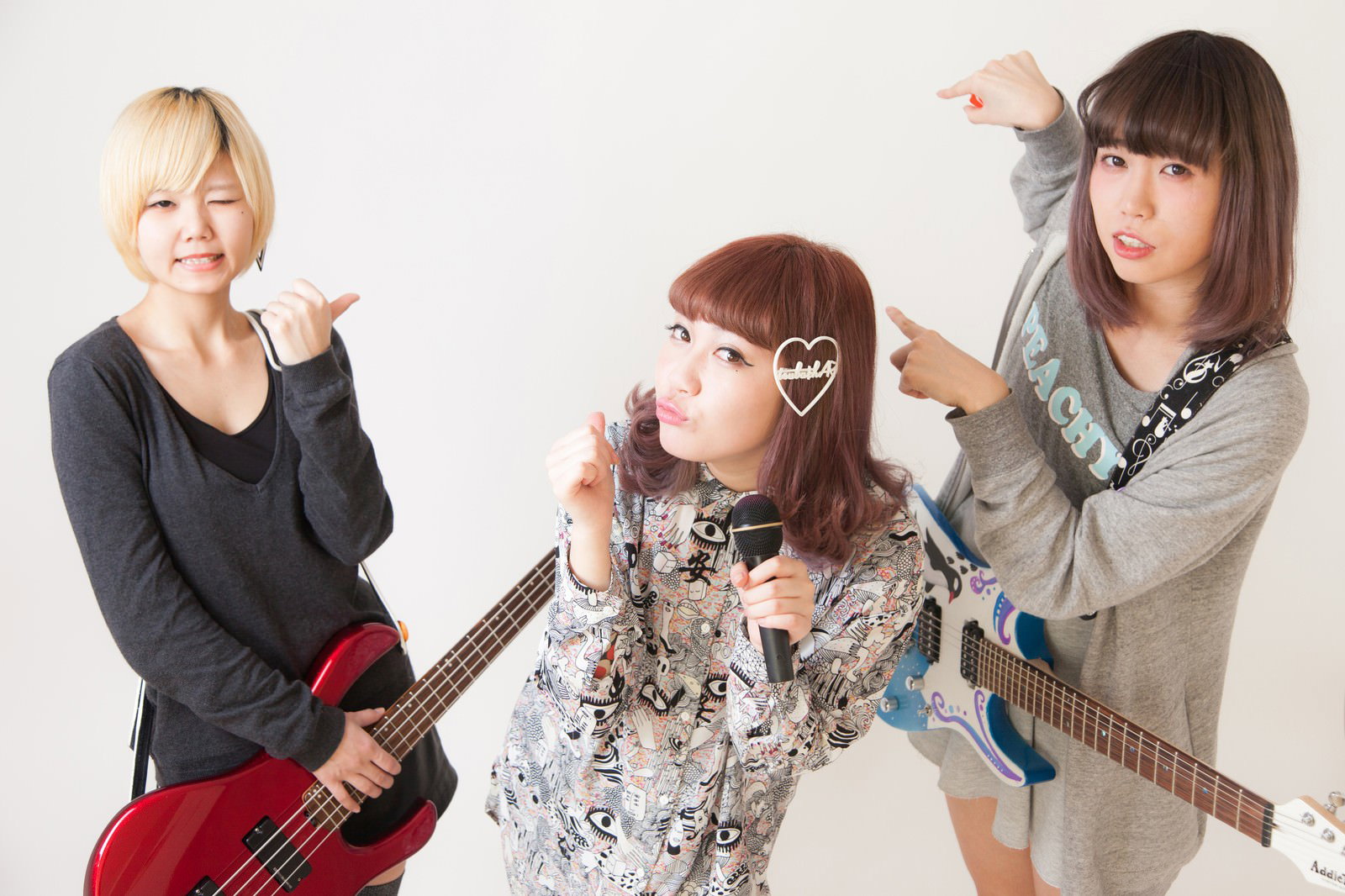 ギター、ベース、ボーカルの3人の女性がドラムメンバーの募集をアピール