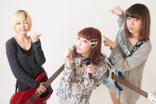 ドラム募集中！ギターとベースを担う女性メンバーと歌う女性