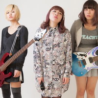 3徹でレコーディングを終えたガールズバンドのメンバーの写真