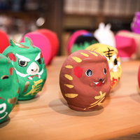 大原中央商店街の店頭に並ぶ佐原張子、千葉県の伝統工芸品の写真