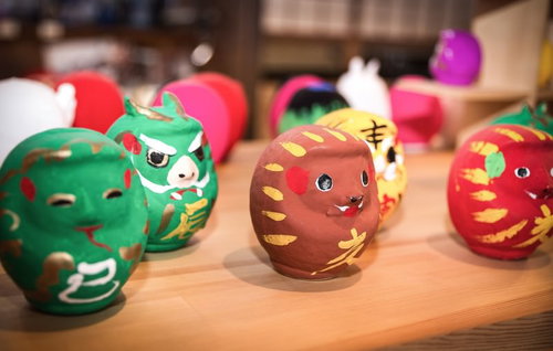 大原中央商店街の店頭に並ぶ佐原張子、千葉県の伝統工芸品