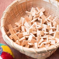 籠に盛られた木製の民芸品 千葉県いすみ市大原中央商店街の工芸品の写真