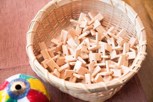 籠に盛られた木製の民芸品 千葉県いすみ市大原中央商店街の工芸品