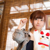 大原中央商店街の招き猫のマネをする観光客の女性の写真