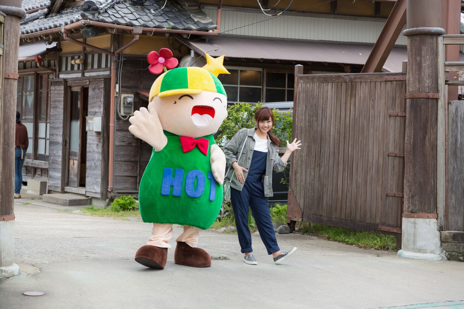 大原中央商店街でゆるキャラと並ぶ女性［モデル：ホットくん 河村友歌］
