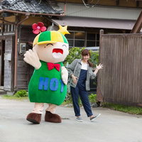 大原中央商店街のゆるキャラと記念撮影する女性の写真