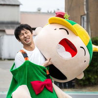 真逆の表情を見せるゆるキャラと中の人の写真