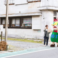 大原中央商店街で両手を広げて道幅を表現するHOTくんの写真