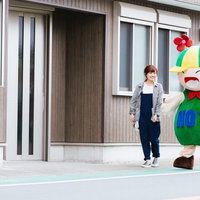 ゆるキャラと街中を散策する女性の笑顔、大原中央商店街の写真