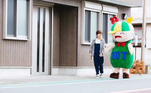 ゆるキャラと街中を散策する女性の笑顔、大原中央商店街