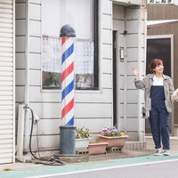 大原中央商店街でゆるキャラとデートする看板娘の写真