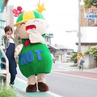 大原中央商店街でゆるキャラと触れ合う笑顔の女性の写真