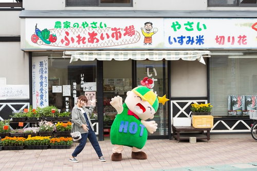 農家のやさい！ふれあい市場をアピールする女性とゆるキャラ