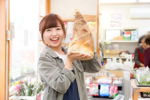 ふれあい市場で巨大なたけのこを持つ女性、千葉県いすみ市の春野菜