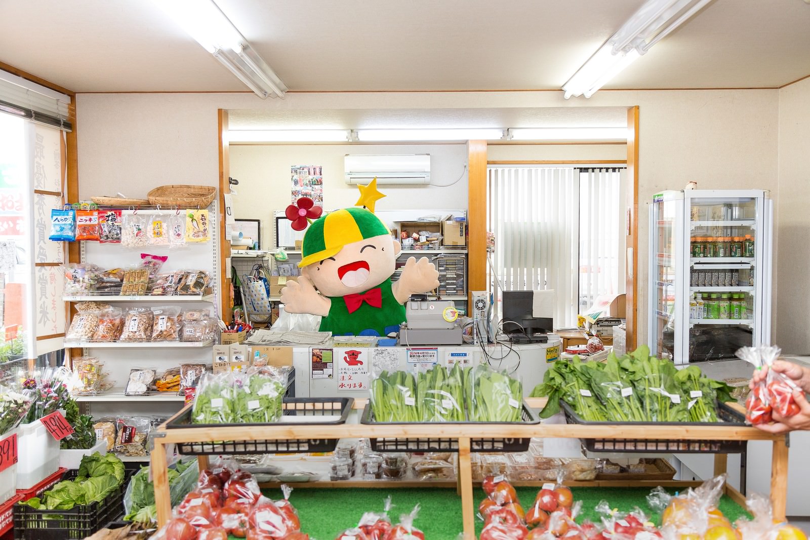 ふれあい市場で店番するゆるキャラ「ホットくん」［モデル：ホットくん］