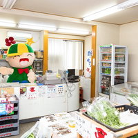 本日のおすすめ商品を案内するふれあい市場のマスコットの写真