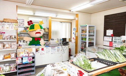 本日のおすすめ商品を案内するふれあい市場のマスコット