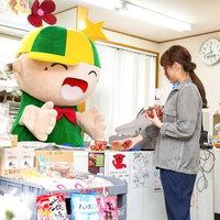 いつもニコニコ笑顔のレジ打ち担当ゆるキャラが対応する商店街の店舗の写真
