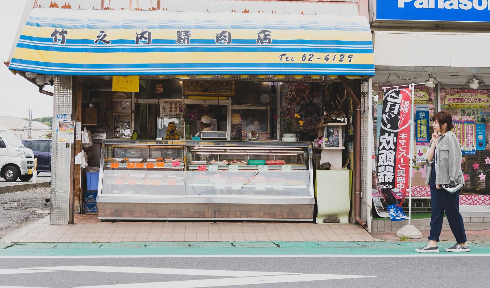 大原中央商店街の精肉店前に立つ女性［モデル：河村友歌］