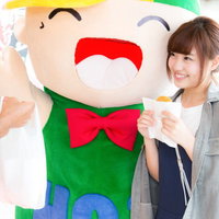 大原中央商店街で人気のコロッケを手にするゆるキャラと女性観光客の写真