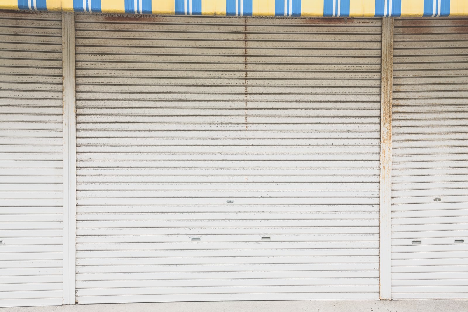 大原中央商店街のシャッターが閉まった店舗外観