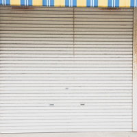 大原中央商店街のシャッターが閉じた店舗の街並みの写真