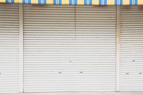 大原中央商店街のシャッターが閉じた店舗の街並み