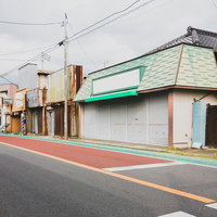 休日の商店街を通る色彩豊かな町並み 千葉県いすみ市大原中央商店街の写真