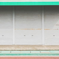 シャッターが閉まった大原中央商店街のお店の写真